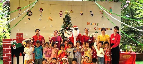 Lớp chồi 1 chụp hình với Ông Già Noel