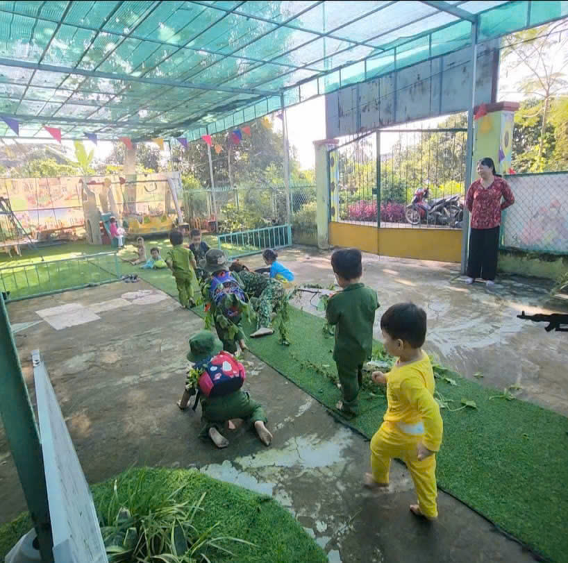 bé tập hành quân
