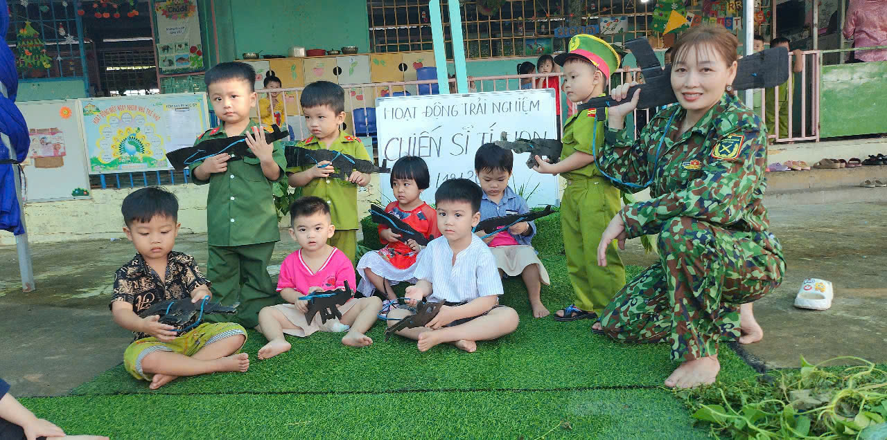 các bé lớp mầm 2 chuẩn bị ra trận