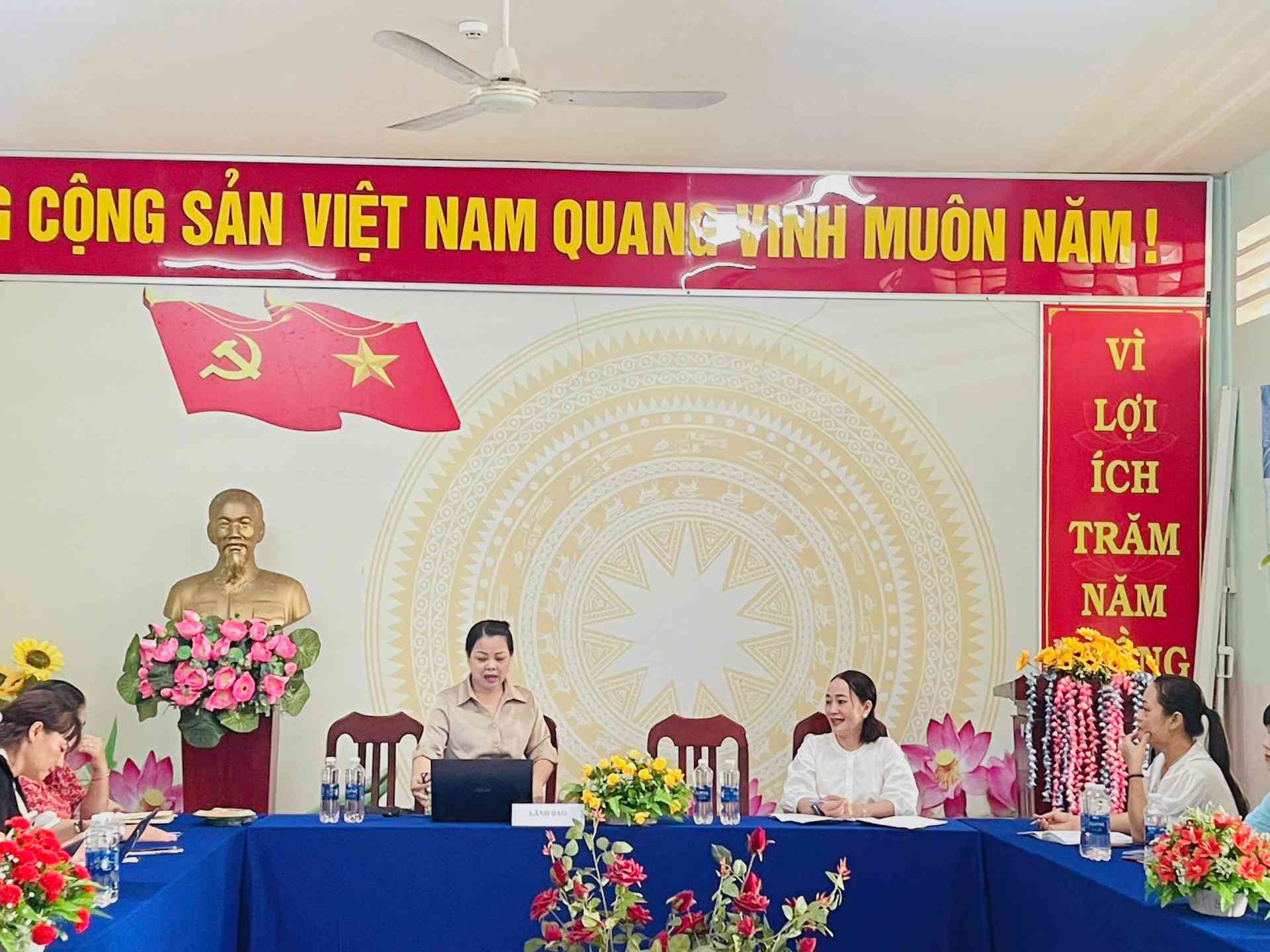 Bà Nguyễn Thị Ánh Nguyệt - Chuyên viên PGD thông qua nội dung buổi làm việc
