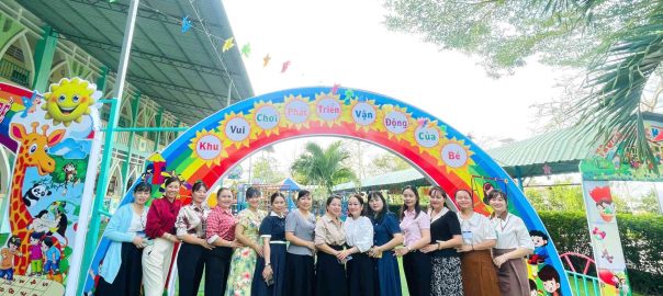 Đoàn chụp hình lưu niệm với trường