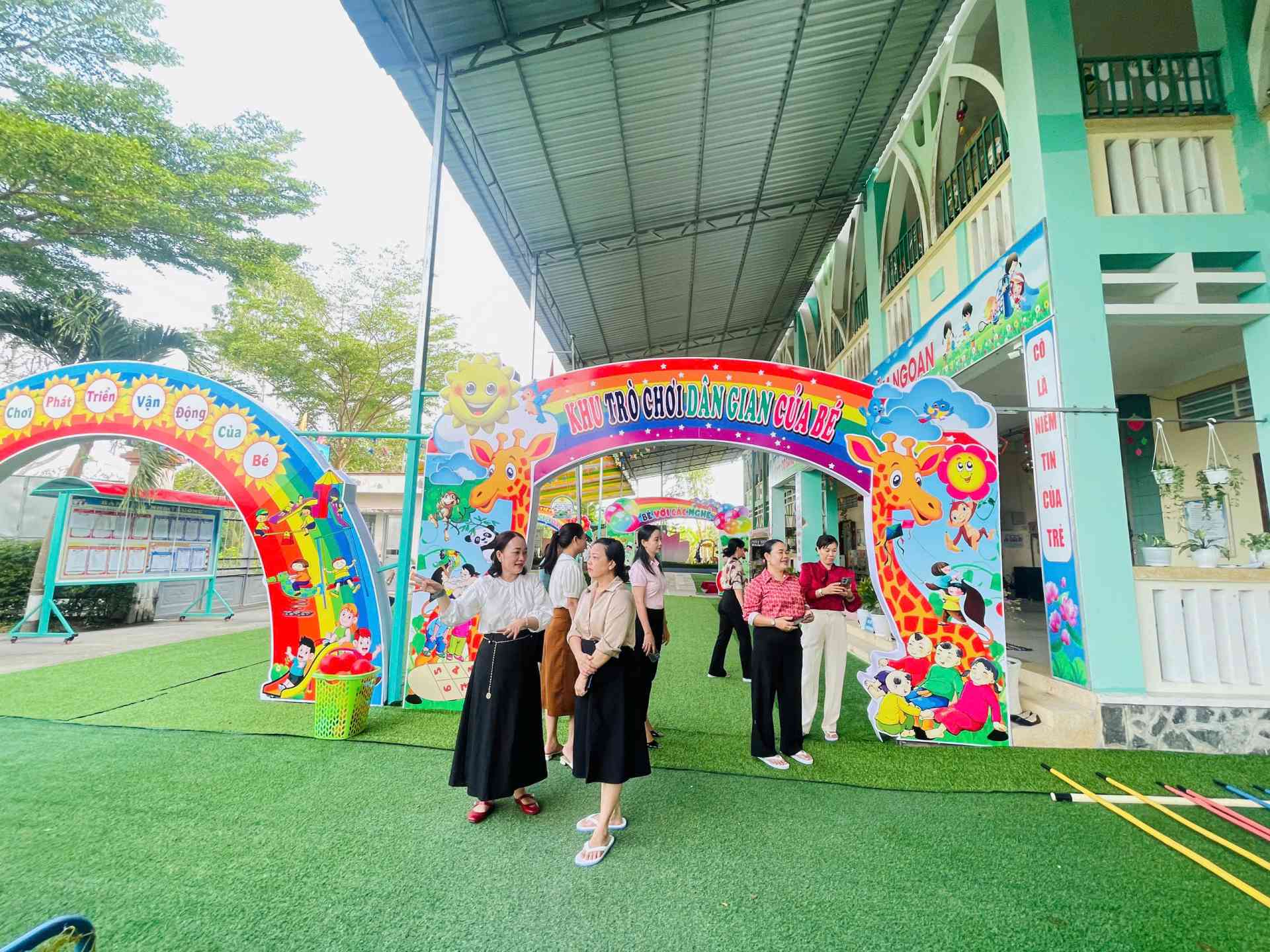 Đoàn kiểm tra tham quan môi trường bên ngoài